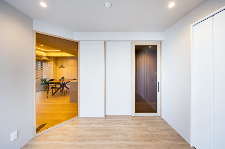 洋室1は木そのものが持つプリミティブな素材で、リラックスできる雰囲気に仕上がったお部屋です。間口の広いクローゼットがあり収納に便利です。