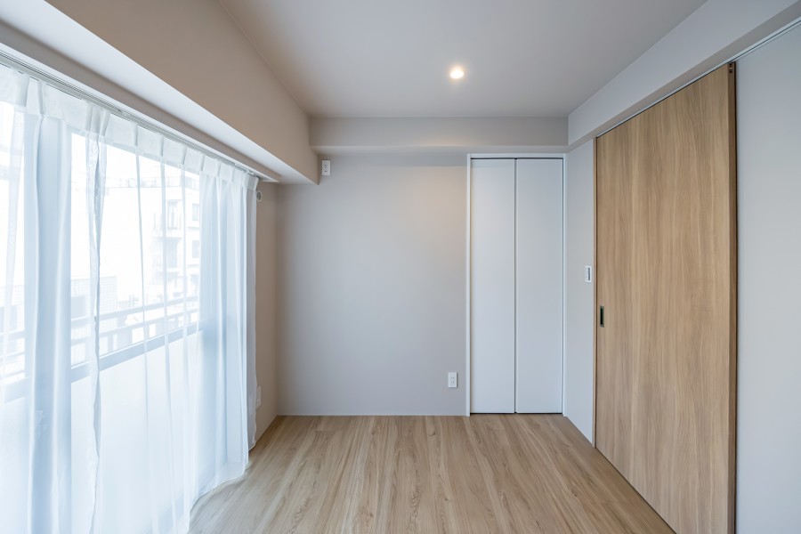 洋室2にも心がほっとする陽光が差し込み、安らぎ溢れるお部屋です。ワークスペースとしても活躍しそうな空間です。