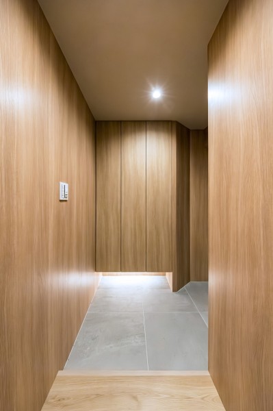 住戸へ入室した瞬間に胸が躍りそうなお部屋の顔となる玄関です。重厚感がありながらも​安らぎと流行の豊かな共存が魅力なお部屋です。