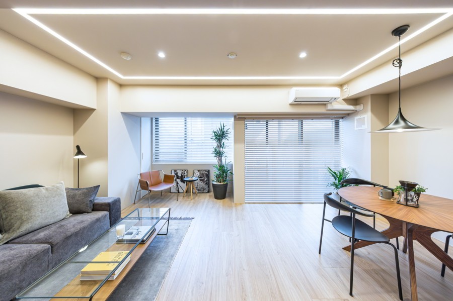 ユナイテッドアローズ社プロデュースの内装です。折り上げ天井にダウンライトが設置された上質なリビングダイニングです。