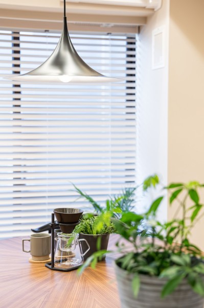 開放感を享受したのびやかなリビングダイニング。窓からめいっぱいの自然光が注がれ、穏やかな時間が流れます。