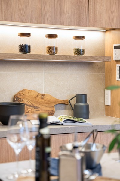 お部屋の色合いに調和した田中工藝製のシステムキッチンです。美しい木目の面材はインテリアの一部のようでお部屋の雰囲気に溶け込みます。