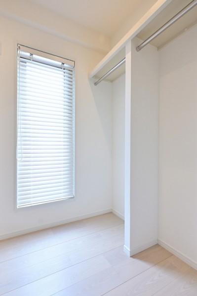 廊下には約2.2帖の頼もしい収納力を誇るウォークインクローゼットがあります。かさばりやすいアウターやオフシーズンの家電など、たっぷり収納できそうです