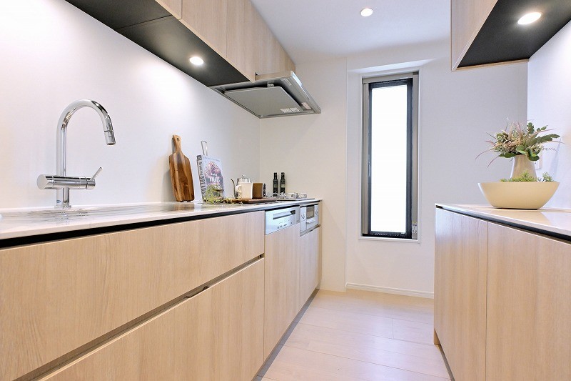 田中工藝製のオリジナルキッチンです。美しい木目の面材はインテリアの一部のようでお部屋の雰囲気に溶け込みます。