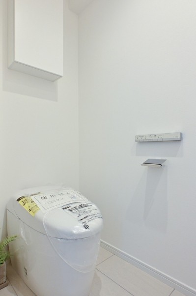 レストルームにはスマートなタンクレストイレ、手洗い場を備え付けました。毎日使う場所だからこそ、清潔感と使いやすさを考慮した空間です。