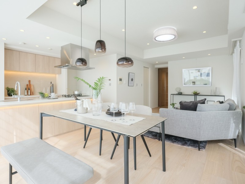 三方角部屋ならではの開放感と、二面採光がもたらす明るさが魅力の約23帖のLDK。ブラッシング凹凸が施されたフローリングが穏やかな空間にマッチし、あたたかな印象を演出しています。