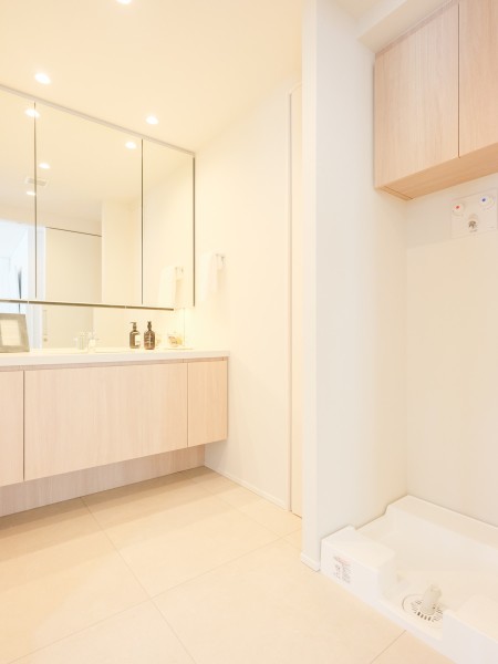 大きな三面鏡を備えた洗面化粧台が、洗面室を明るく開放的な印象に。忙しい朝の準備もスムーズに、身だしなみを整える時間を快適にします。