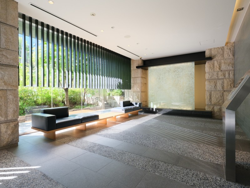 自然光が溢れるエントランスロビーは、モダンで洗練されたデザインが印象的。上質な居住空間へと優しく誘う空間です。