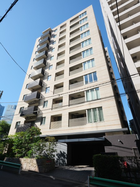 南部坂の高台に佇む、静穏とプライバシーを追求した邸宅です。安心の免震構造を採用、1フロア3邸・内廊下設計を取り入れ、都心でありながら落ち着きのある暮らしを叶えます。