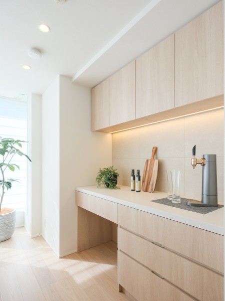 豊富な収納力のカップボードと、間接照明が優しく照らすカウンタースペース。機能美と心地よさを兼ね備え、日々の暮らしにゆとりと上質感をプラス。