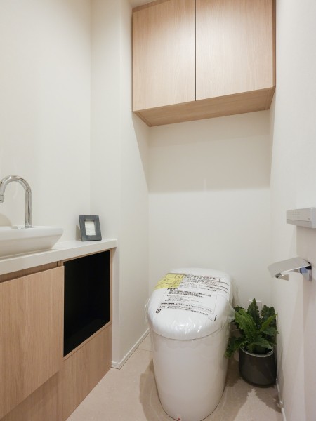 スタイリッシュなタンクレストイレと、デザイン性の高い手洗いカウンターが、空間をスマートに演出。毎日使う場所だからこそ、おしゃれで快適な空間に。