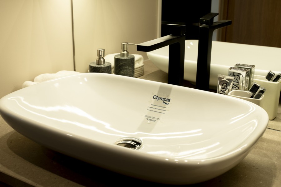 洗面化粧台を板面から浮かせることで、空間にゆとりを生み出しました。スタイリッシュに富んだ、トレンド感もある空間づくりを叶えたスペースです。