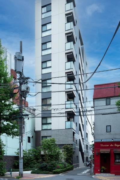 伝統を色濃く残す街並みに佇む、美しくモダンな外観が印象的なマンションです。『目白』駅徒歩4分、目白通りには心惹かれるショップや、目白庭園など緑を感じる散策路も多くあります。