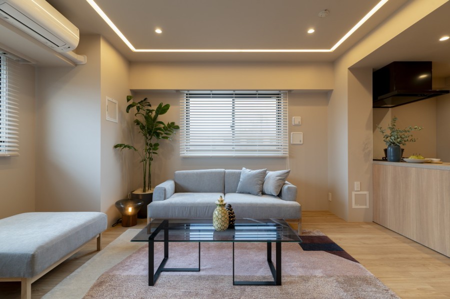 折り上げ天井にダウンライトが設置されたおしゃれなリビングダイニングです。床暖房完備で冬も快適に家族が寛げるスペースです。