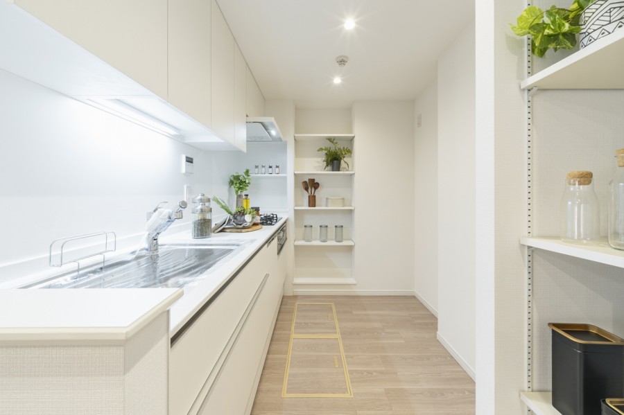 LIXIL製のシステムキッチンを採用しました。作業効率の良いレイアウトに加え、床下収納も備え、見た目だけでなく機能性も優れています。