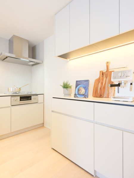 キッチンの整理整頓に役立つカップボードも備え付けました。間接照明が照らし、より上質で気品溢れる空間を演出します。