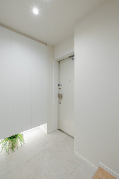 フットライトからのびる光が足元を優しく包み込む気品溢れる玄関です。足元にゆったりとスペースがとられ、ベビーカーやキャリーバッグもゆとりをもって移動可能です。