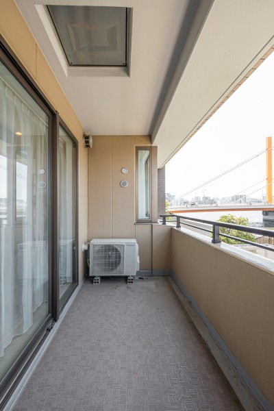 リビングからつながるバルコニーです。暮らしの中で大切な光と風を演出してくれる居心地の良い空間です。広がる青空を眺めてほっと一息、リフレッシュスペースにどうぞ！