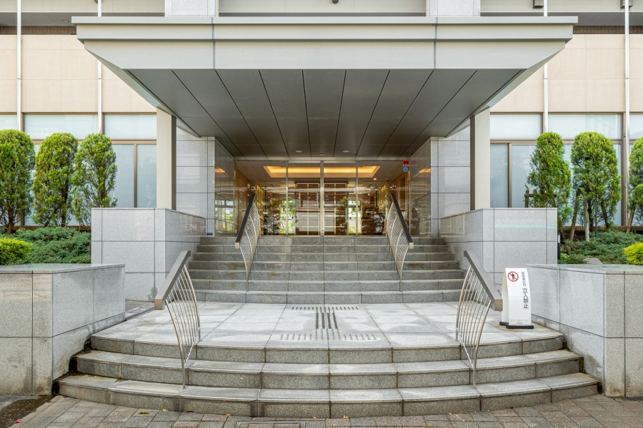 高級感の漂うエントランスゲートです。奥行きがあり、外部からの視線が気になりにくい設計です。堂々たる趣の中に自然の潤いも感じることができます。