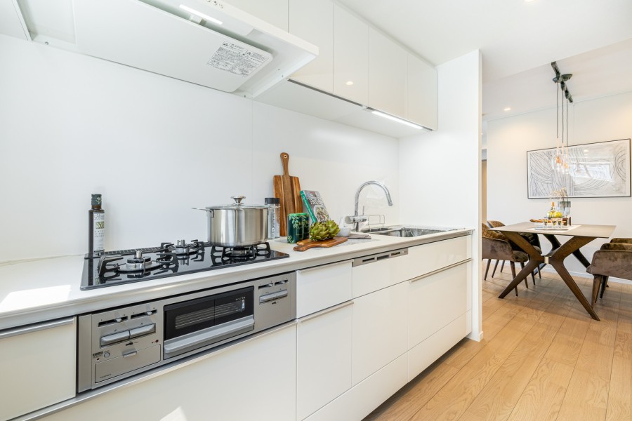 お料理に集中できる壁付けタイプのキッチン。油や水はね汚れのお手入れもしやすいです。家事時短に便利な食洗器や三口コンロ搭載です。