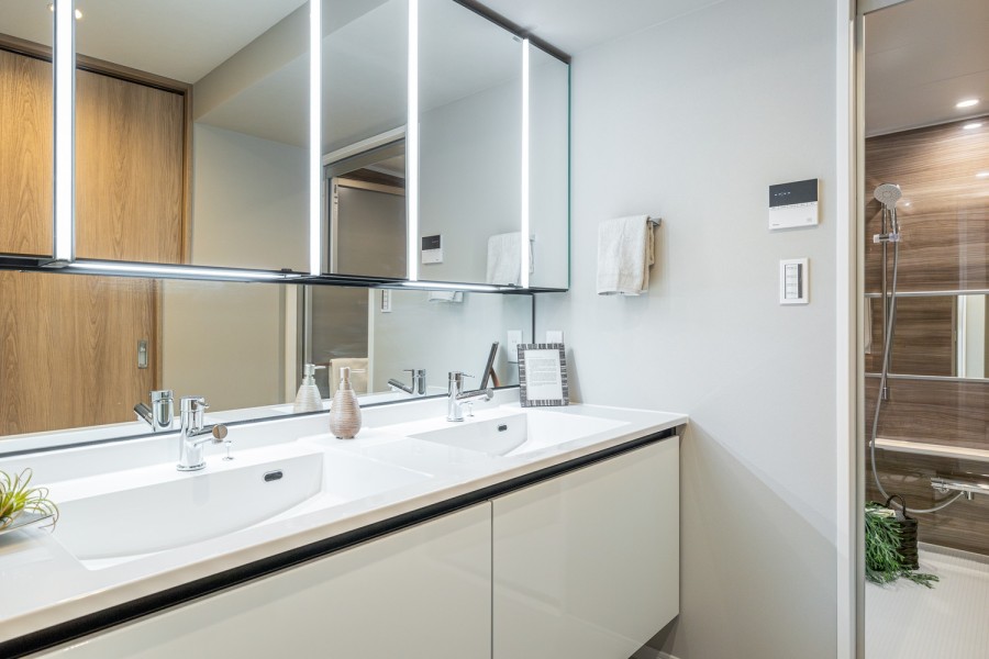 入浴後の豊かな時間を演出し、心からくつろげるプライベートスペースの洗面化粧室です。豊かな洗面空間での暮らしを、毎日お楽しみいただけます。