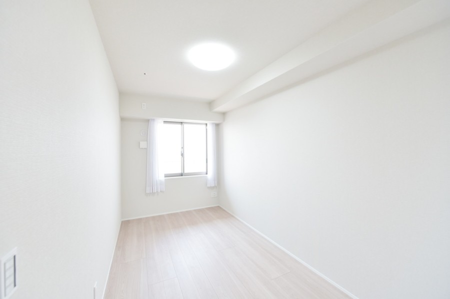 全ての居室が南向きのバルコニーに面し、明るい光を享受する洋室２（約6.2帖）です。リビングインのお部屋なので、自然と家族とのコミュニケーションが取りやすくなっています。