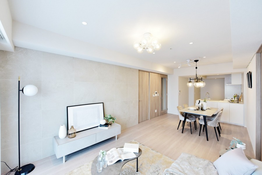 化粧板やタイル貼りで、ナチュラルながらも高級感を漂わせる内装に仕上げました。ピクチャーレールを設置していますので、お好きなアートやグリーンを壁を傷つけずに飾ることができます。