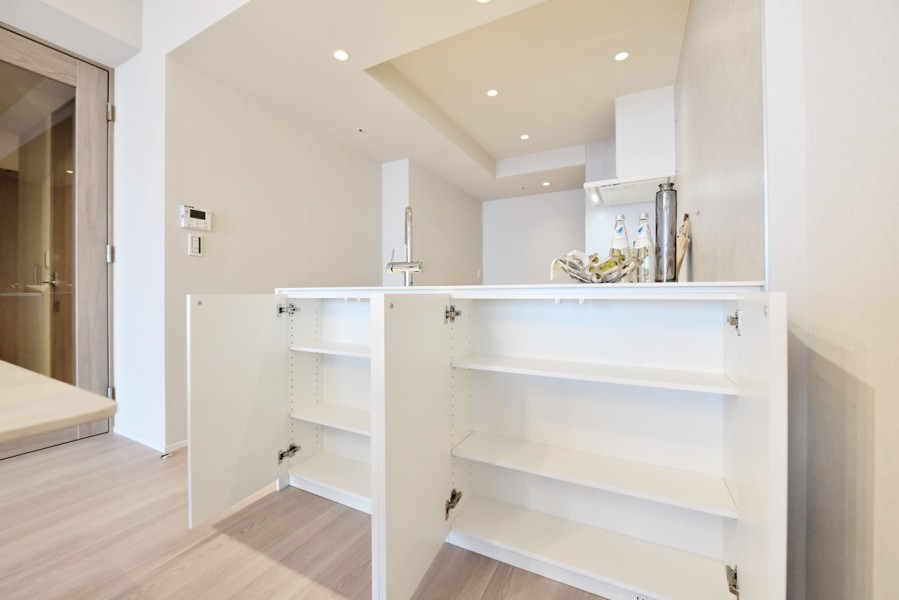 キッチンカウンター下には空間を有効活用する一工夫、収納棚を設置しました。来客用の食器類やかさばりがちな調理家電などの収納に便利です。