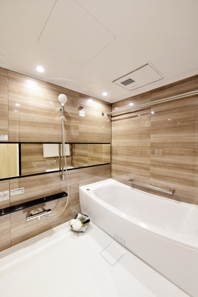 浴室は1620のゆったりサイズを採用しています。足を伸ばしてゆっくりと入浴でき、毎日の疲れを癒して頂けます。浴室暖房乾燥機完備で、梅雨時や花粉シーズンの衣類の乾燥、冬場の暖房運転など一年中快適にご使用いただけます。