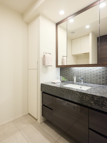 入浴後の豊かな時間を演出し、心からくつろげるプライベートスペースの洗面化粧室です。大きな鏡で身だしなみも整えやすく、朝の慌ただしい時間帯も快適です。