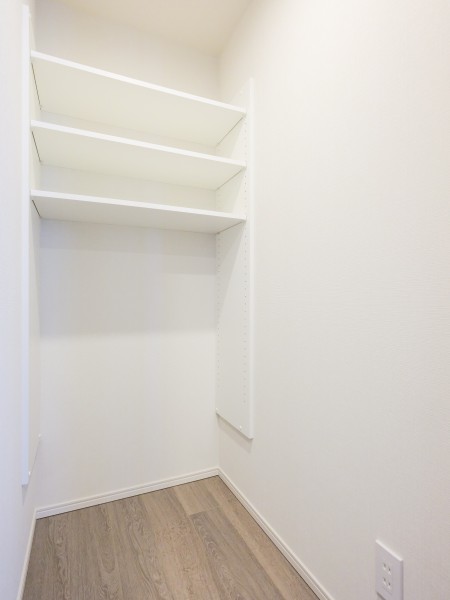 リビングダイニングには使い勝手の良い約0.7帖の納戸が備え付けです。防災バッグや日用品のストックなど、たっぷり収納いただけます。