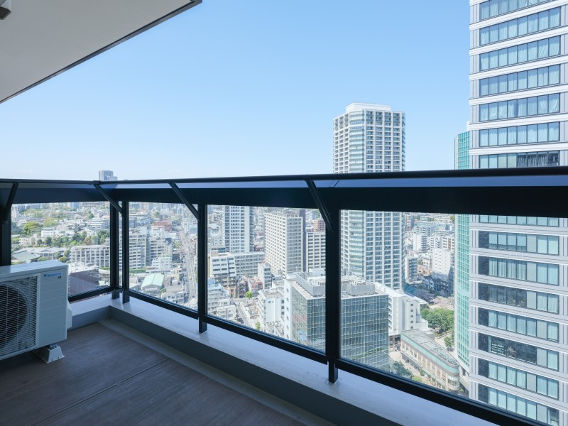 心地よい陽光を取り込み、空間をゆるやかに紡ぐバルコニーです。広がる青空を眺めてほっと一息、リフレッシュスペースにどうぞ！