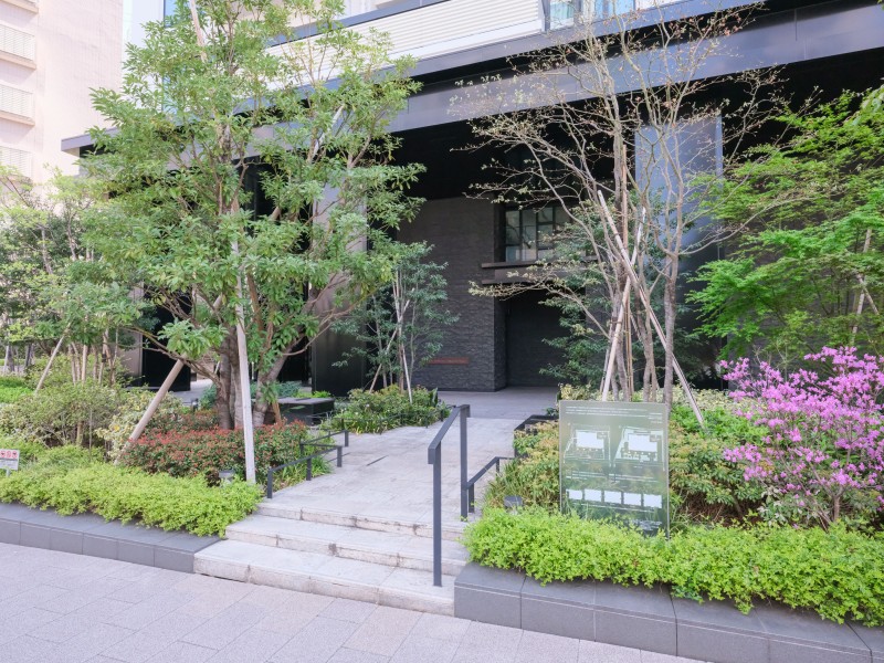 時代に左右されず、将来にわたって価値が継続する「上質」な佇まいのエントランスです。心安らぐ植栽が施され、毎日気持ち良く出入りできますね。
