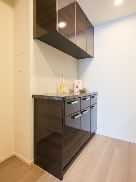 背面にはキッチンとお揃いで収納豊富でカウンタースペースも広いカップボードが備わっています。上質空間を創り出す気品溢れるキッチンです。