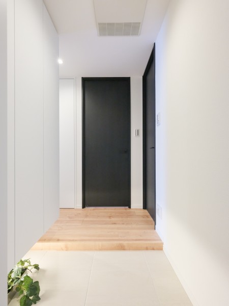 フットライトからのびる光が足元を優しく包み込む玄関です。人感センサー照明付きのため、ご帰宅時に手探りでスイッチを押す必要がなく、いつでも明るい空間が出迎えてくれます。