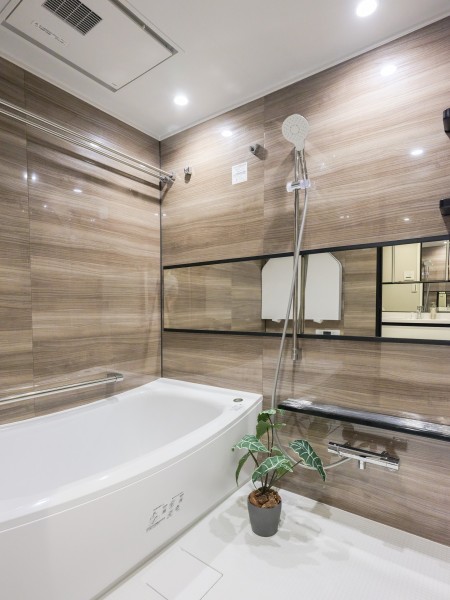 1418サイズでゆったりとおくつろぎいただけるバスルームです。暖房・涼風・換気・乾燥機能付きで1年中快適なバスタイムをお楽しみいただけます。