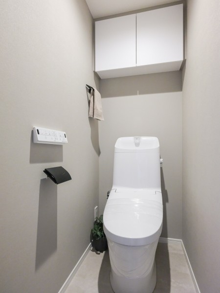 シンプルながらも上品さを宿すレストルーム。優れた節水効果や汚れが付きにくい便座など、ほしかった機能が揃ったウォシュレット一体型トイレです。収納に便利な吊戸棚を備え付けました。