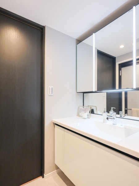 空間に美しく溶け込むスタイリッシュなデザインの洗面化粧台を新規設置しています。カウンタースペースにもゆとりがあるので、ドレッサーとしても活躍してくれそうです。