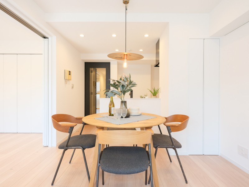 リビングを含むすべての居室に収納がございます。なるべくお部屋の空間はすっきりと保ちたい、けれど日常生活に出番が多い小物類はさっと取り出したい、そんな希望が叶う間取りです。