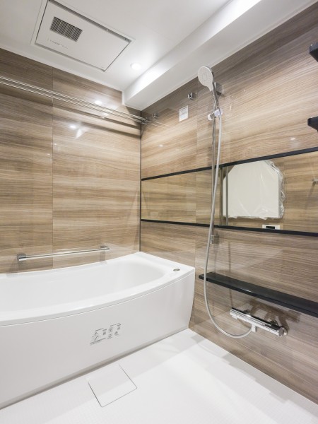 木目調パネルが上質感を漂わせるバスルームには、ゆったりとしたカーブが特長のバスタブを新規設置。暖房・涼風・換気・乾燥機能付きで1年中快適なバスタイムをお楽しみいただけます。