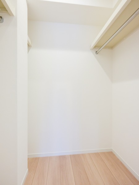 洋室1には収納力が頼もしいウォークインクローゼットがございます。枕棚＋ハンガーパイプ付きなので、衣類やオフシーズン家電などをたっぷり収納いただけます。