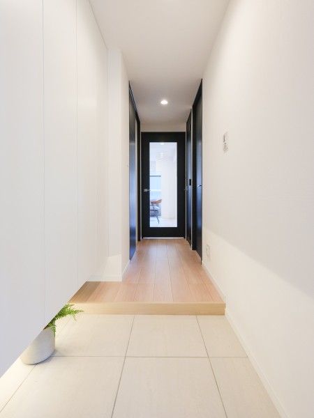 玄関には人感センサー付き照明を使用しています。両手がふさがっているときや暗い時間帯の帰宅も快適です。