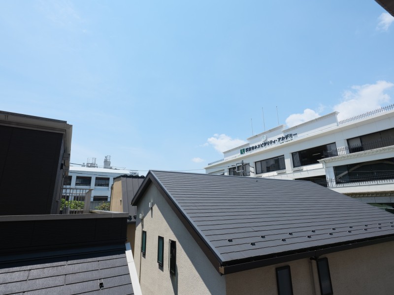 バルコニーからの眺望です。視線を上げた先には青空が広がり、ゆったりとした時間が流れる空間です。