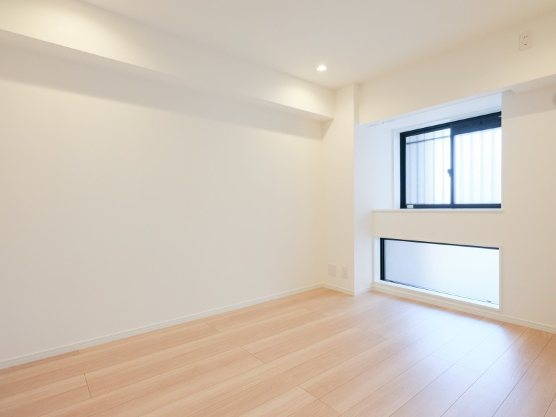 約5.6帖の洋室1はリビングから離れたプライベートルームです。出窓からは明るい陽光が差し込み、伸びやかな時間が流れます。