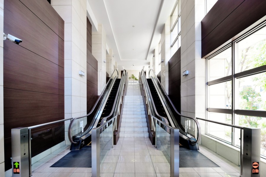 2層吹抜けでエスカレーターのあるグランドホワイエです。エントランスホールではコンシェルジュがお出迎えしてくれます。共用施設としてオーナーズラウンジやコミュニティサロンがあり、車寄せもあります。ホテルライクな建物になっています。