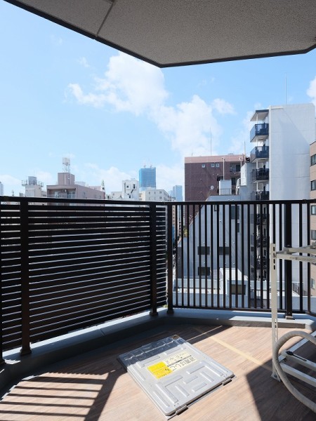 青々とした開けた空を見渡せる開放的なバルコニーです。爽やかな風が感じられるリフレッシュにぴったりな空間です。