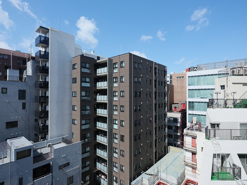 ８階のお部屋からの眺望です。空へと繋がるビル群のシルエットに都心の刺激を間近に感じながらも、青々とした空を眺めリラックスできそうです。