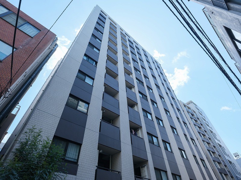 モダンな雰囲気のタイル張りが特徴の外観です。『東日本橋』駅・『馬喰横山』駅ともに【徒歩１分】のアクセスの良いマンションです。