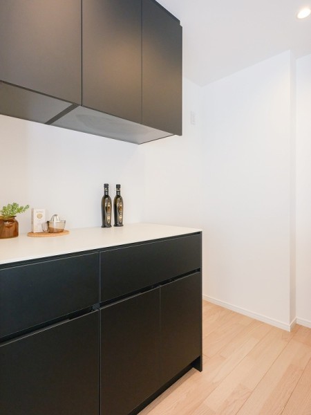 キッチン背面には収納豊富でカウンタースペースも広いカップボードがあります。快適な家事動線が確保されたオープンキッチンです。