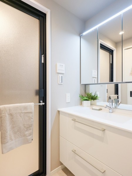 身支度の時間をも快適に彩る、美しく空間に溶け込む洗面化粧台です。心身を癒し、寛ぎのプライベートタイムが叶う洗面空間です。